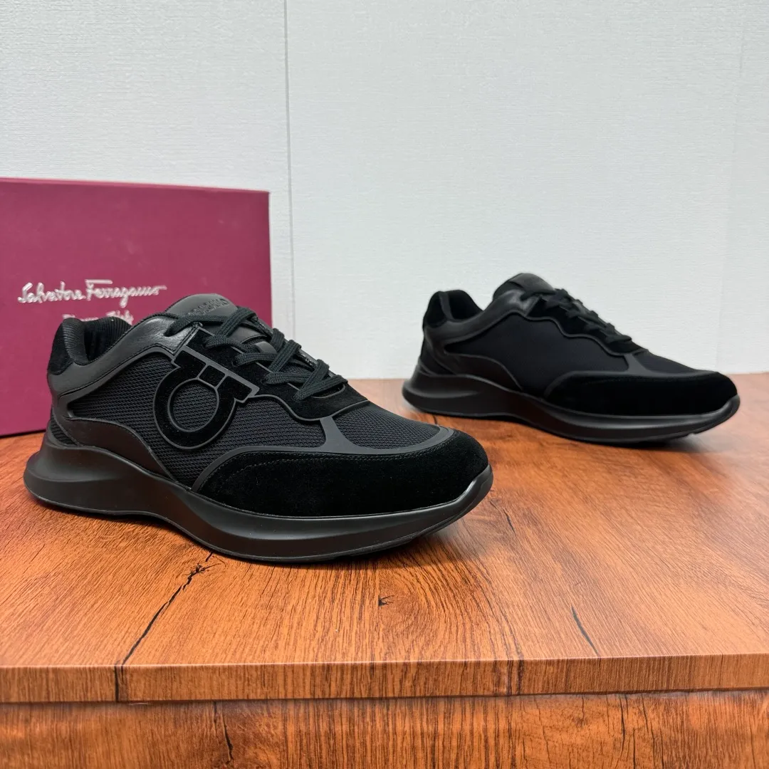 [Ferragamo] Top P: 720💰 Size: 39~44 (38 45 custom-made, non-returnable) Ferragam/Ferragamo Cancini buckle men's low-top casual shoes Spring and summer official website synchronized new thick-soled versatile sports shoes for men This urban-style casual shoe boldly combines a variety of fabrics, cleverly using high-tech mesh fabrics and smooth leather to create a unique high-end look, with side dropouts Cancini buckle, padded collar and tongue, and eye-catching lightweight rubber sole make the design even more sophisticated! The perfect blend of style and comfort. , the shoe body is outlined with exquisite lines, embellished with iconic elements, and equipped with comfortable sole technology to boost your pace. Whether you are walking on the street or exercising, you can show your extraordinary charm. Item number: F688525 Black.